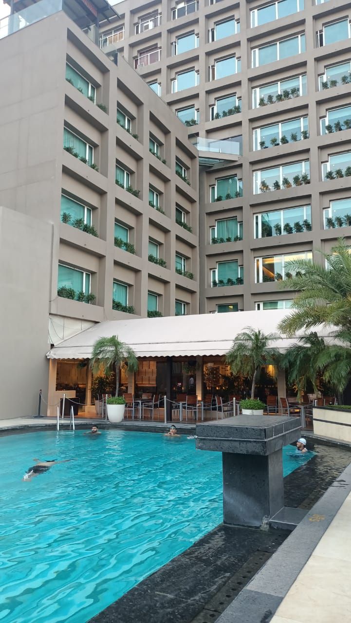 Kalpataru Chembur swimming pool at luxury apartments